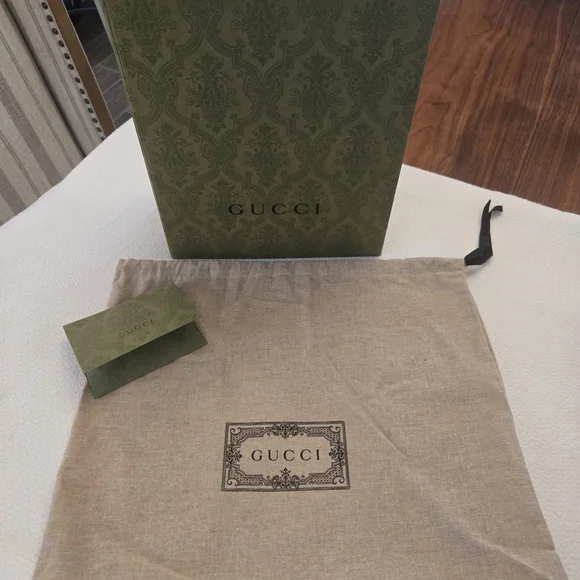 Gucci Marmont Beige and Black Crossbody Bag with Gold Logo - Picture 2 of 14